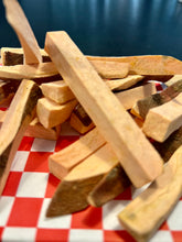 Charger l'image dans la galerie, Compagnon poilu - frites de patates douces lyophilisées pour chiens