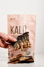 Charger l'image dans la galerie, Gâterie de peau de saumon déshydratée pour chiens - Kalu