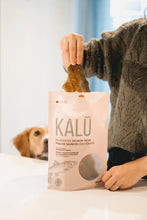 Charger l'image dans la galerie, Gâterie de peau de saumon déshydratée pour chiens - Kalu