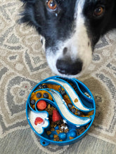 Charger l'image dans la galerie, Bol d'alimentation lente wave design pour chiens par SodaPup