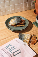 Charger l'image dans la galerie, Gâterie de peau de saumon déshydratée pour chiens - Kalu