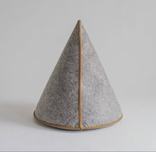 Charger l'image dans la galerie, Maison conique moderne pour animaux avec coussin | boutique länkē