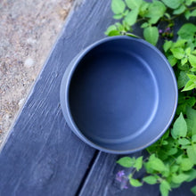 Charger l'image dans la galerie, Bol en céramique gris fait main pour chiens | länkē