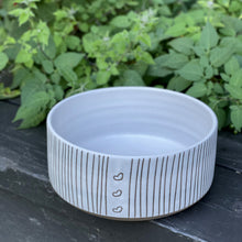 Charger l'image dans la galerie, Bol en Céramique Ligné avec 3 Cœurs pour Chiens