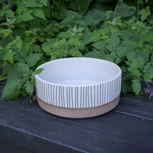 Charger l'image dans la galerie, Bol en céramique ligné artisanale pour chiens | Länké