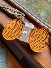 Charger l'image dans la galerie, Tapis de léchage dexy paws à motif os doré pour chiens