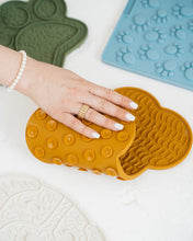 Charger l'image dans la galerie, Tapis de léchage dexy paws à motif os doré pour chiens