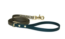 Charger l'image dans la galerie, Laisse classique en cuir végétalien bicolore | vgan dog